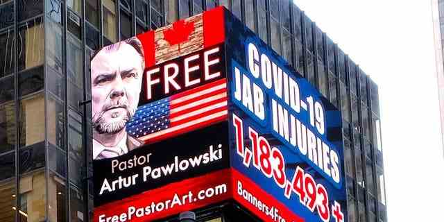 Ein Schild am Times Square fordert die Freiheit von Pastor Artur Pawlowski in New York City, New York.