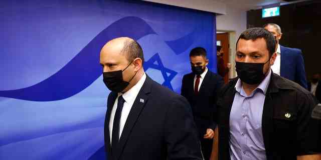 Der israelische Premierminister Naftali Bennett, links, nimmt am Sonntag, den 10. April 2022, an einer Kabinettssitzung im Büro des Premierministers in Jerusalem teil.