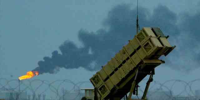 US-bemannte Patriot-Raketen schützen am 16. März 2003 einen nahe gelegenen britischen und US-Luftwaffenstützpunkt vor den Ölfeldern in Kuwait. 