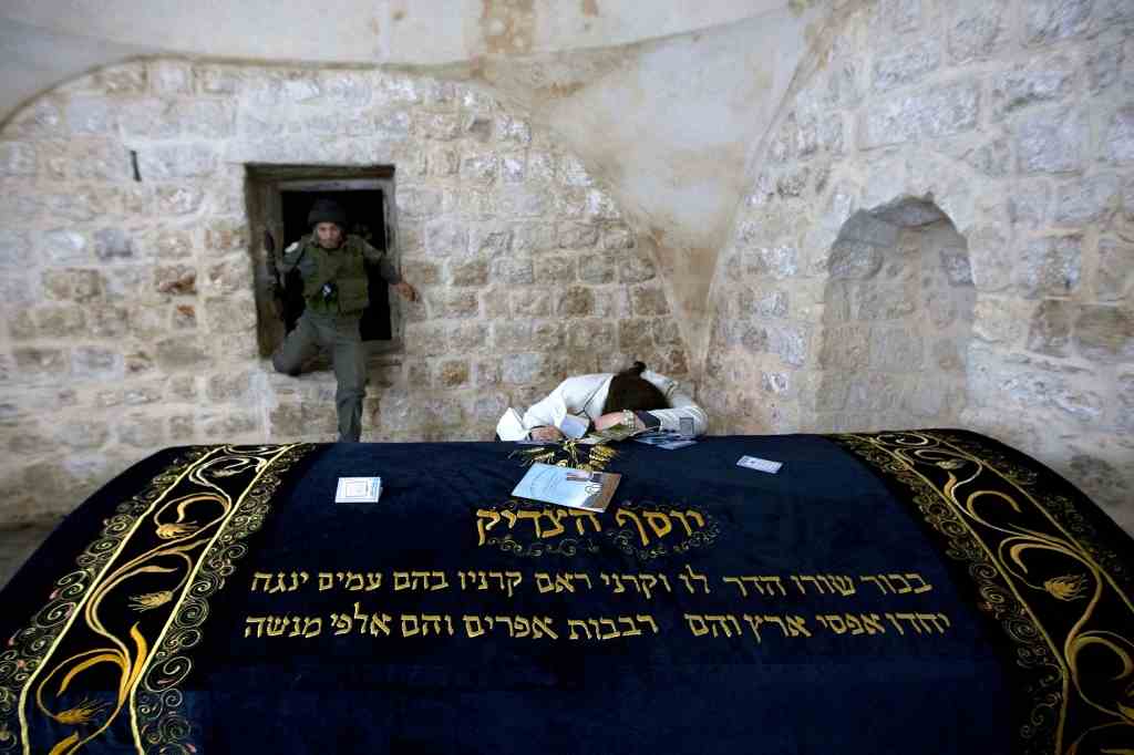 Eine ultraorthodoxe Jüdin betet am frühen Montag, dem 30. Mai 2011, am Josephsgrab in der Stadt Nablus im Westjordanland. 