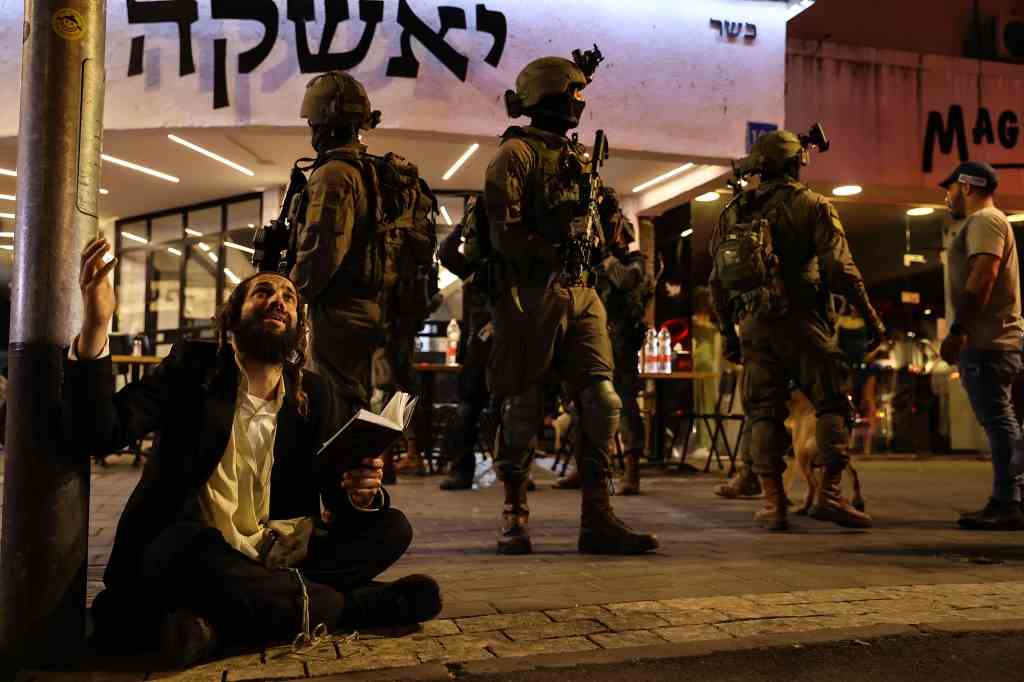 Nach einem bewaffneten Angriff in Tel Aviv, Israel, am 7. April 2022 ergreifen Polizisten Sicherheitsmaßnahmen in der Dizengoff-Straße.