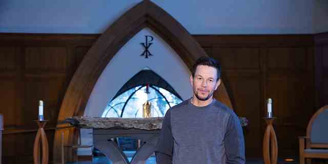 Mark Wahlberg besucht für den Film die All Saints Chapel am Carroll College "Pater Stu" am 4. April 2022 in Helena, Montana.