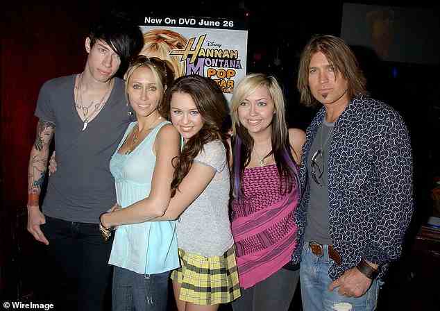 Einige der Kinder: von links: Trace Cyrus, Tish Cyrus, Miley Cyrus, Brandi Cyrus und Billy Ray Cyrus, gesehen im Jahr 2007