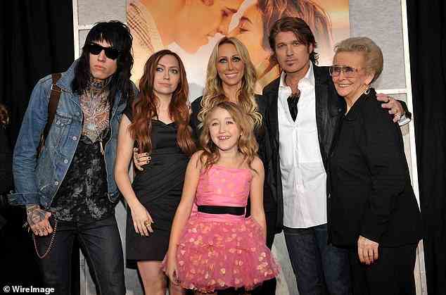 Rock on: von links Trace, Brandi, Noah, Tish, Billy Ray und Großmutter Loretta Finley bei der Premiere von The Last Song in Los Angeles im Jahr 2010