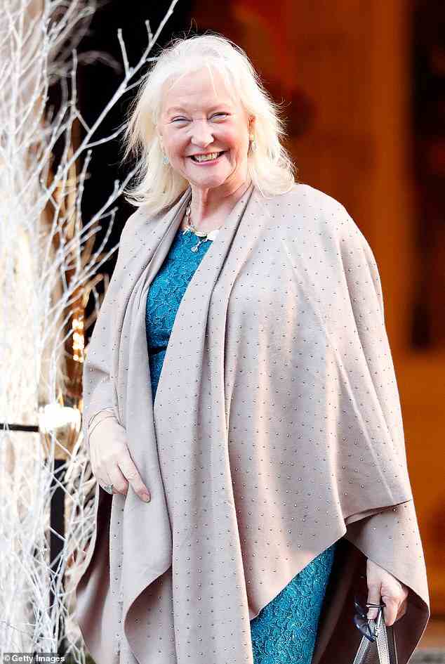 Die abgebildete Angela Kelly, die fast 30 Jahre als Stylistin und vertrauenswürdige Beraterin der Königin verbracht hat, gehörte zu dem inneren Kreis, der einen Großteil der Zeit mit Ihrer Majestät und dem Herzog von Edinburgh in Windsor Castle in der sogenannten HMS Bubble verbrachte