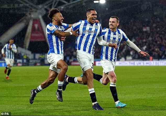 Huddersfield ist in der Meisterschaft auf den dritten Platz vorgerückt, nachdem es seine Play-off-Rivalen geschlagen hatte