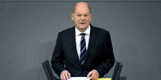Bundeskanzler Olaf Scholz hält am 15.12.2021 eine Rede bei einer Sitzung des Deutschen Bundestages in Berlin.