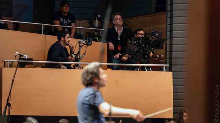 Ted Braun beobachtet Gustavo Dudamel beim Dirigieren von Viva Maestro!