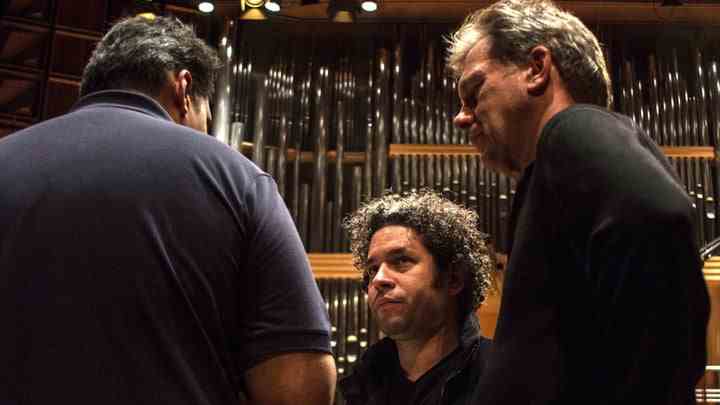 Ted Braun unterhält sich mit Gustavo Dudamel in Viva Maestro!