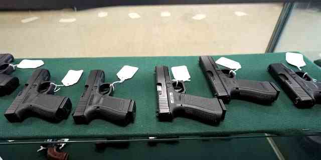 Eine Auswahl von Glock-Pistolen wird zum Verkauf angeboten.
