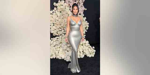 Kim Kardashian verblüffte in einem Metallic-Kleid bei der Premiere von Hulus neuer Show in Los Angeles "Die Kardashians."
