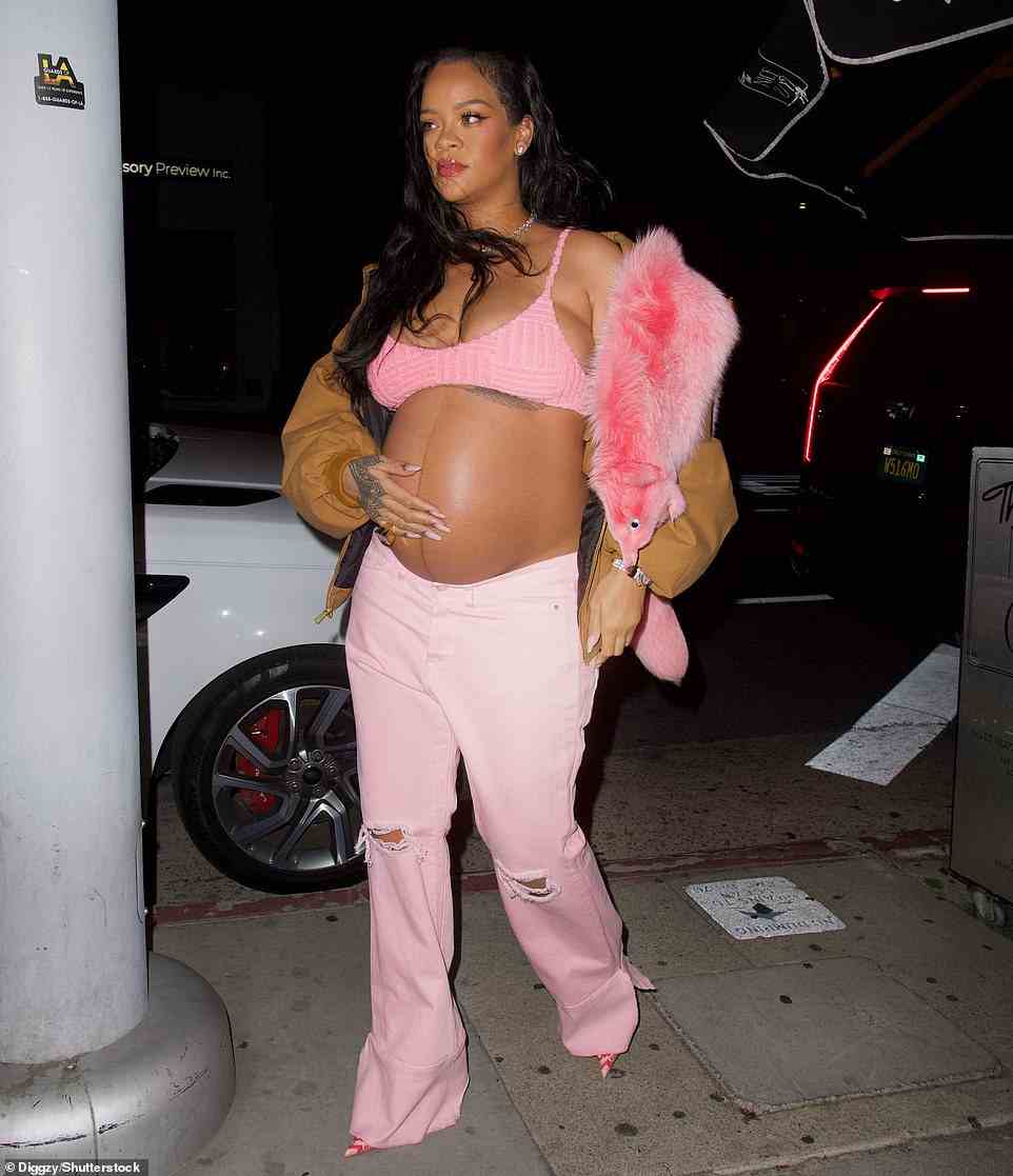 Hier kommt sie: Es kommt, nachdem Rihanna ihren Bauch in einem pastellrosa Bralette und passenden tief sitzenden Jeans entblößt hat, als sie am Montag ihren Weg in das beliebte Hollywood-Restaurant Nice Guy machte