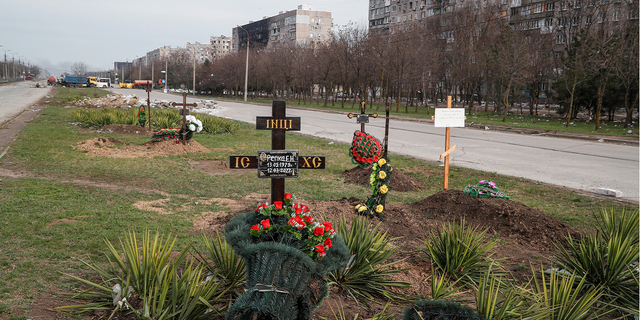 Gräber von Zivilisten, die während des Konflikts zwischen der Ukraine und Russland getötet wurden, sind am Sonntag neben Wohnhäusern in Mariupol zu sehen.