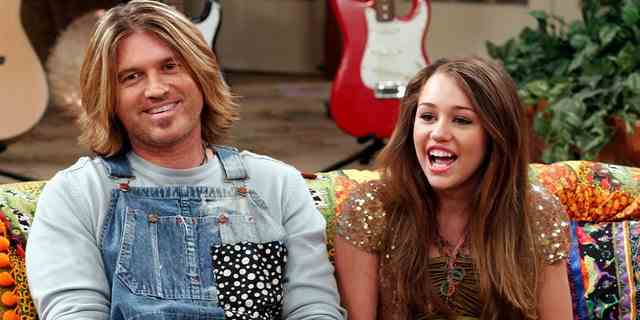 Neben seiner Musikkarriere spielte Billy Ray Cyrus Robby Ray, den Vater von Hannah Montana, in der beliebten Disney Channel-Serie. 