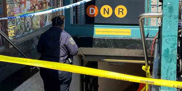 Ein MTA-Offizier betritt einen verschlossenen U-Bahn-Eingang