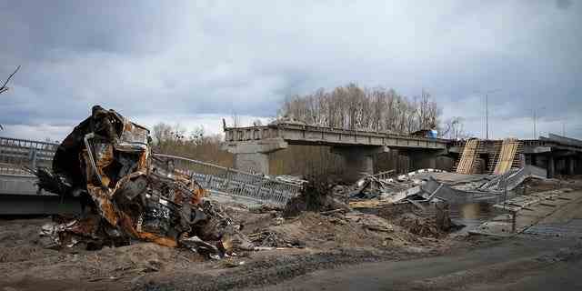 Ein zerstörtes Auto und eine zerstörte Brücke im Dorf Dymer in der Region Kiew, Ukraine, Dienstag, 12. April 2022.