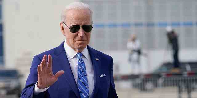 Präsident Joe Biden winkt am Dienstag, 12. April 2022, beim Einsteigen in die Air Force One in Des Moines, Iowa.