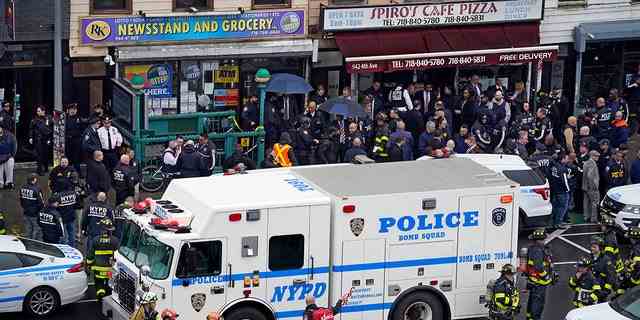 Notfallpersonal versammelt sich am Eingang einer U-Bahn-Haltestelle in Brooklyn, New York, Dienstag, 12. April 2022.