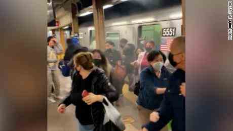 Eine ruhige morgendliche Fahrt mit der U-Bahn in Brooklyn wurde schnell zu einem "Kriegsgebiet"  Mehr als 20 Menschen wurden verletzt, sagt der Bürgermeister von NYC 