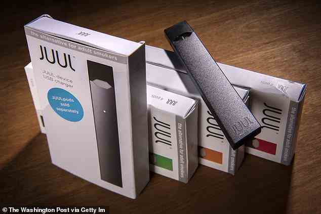 Geräte wie JUULs wurden aufgrund ihres fruchtigen Geschmacks und einer einfachen Möglichkeit, sie unbemerkt zu tragen und zu verwenden, für den jüngsten Anstieg des Tabakkonsums bei Teenagern verantwortlich gemacht (Dateifoto).