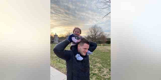 Jared Bridegan hält 2020 seine Tochter Bexley auf den Schultern.