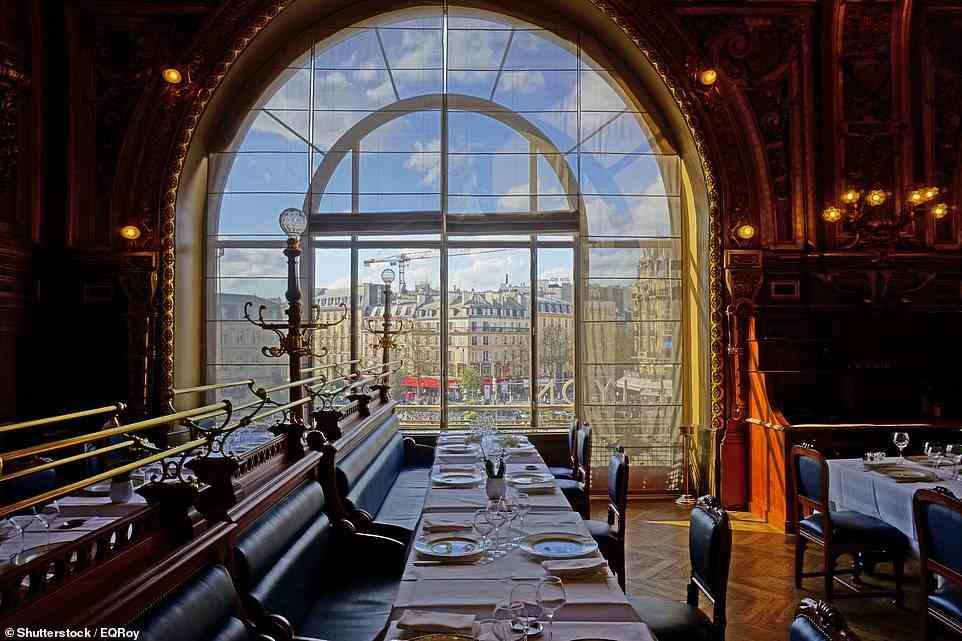 Oben ist die Aussicht vom Le Train Bleu, einem Restaurant voller Glamour der alten Schule