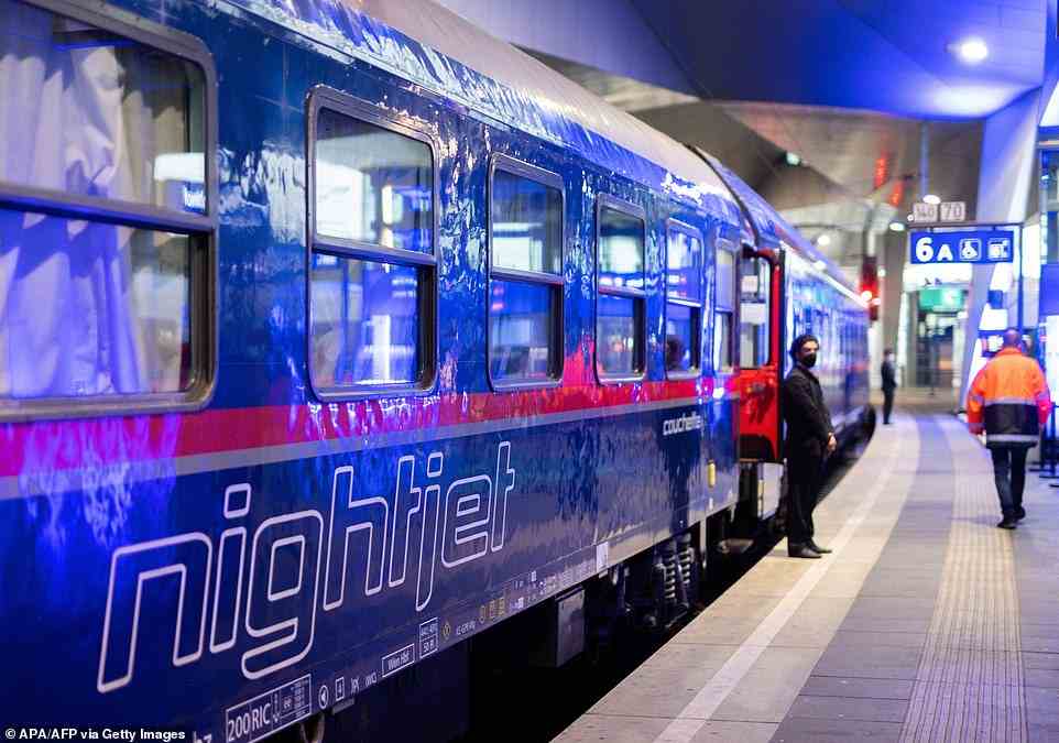 In ganz Europa verbinden Nightjet-Schlafzüge in österreichischem Besitz große Städte.  Oben ist ein Nightjet-Zug in Wien
