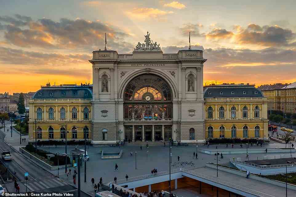 Nehmen Sie einen EuroNight Metropol-Zug von Prag nach Budapest, wo im großen Bahnhof Keleti (oben) Statuen der britischen Dampfbahnpioniere James Watt und George Stephenson stehen