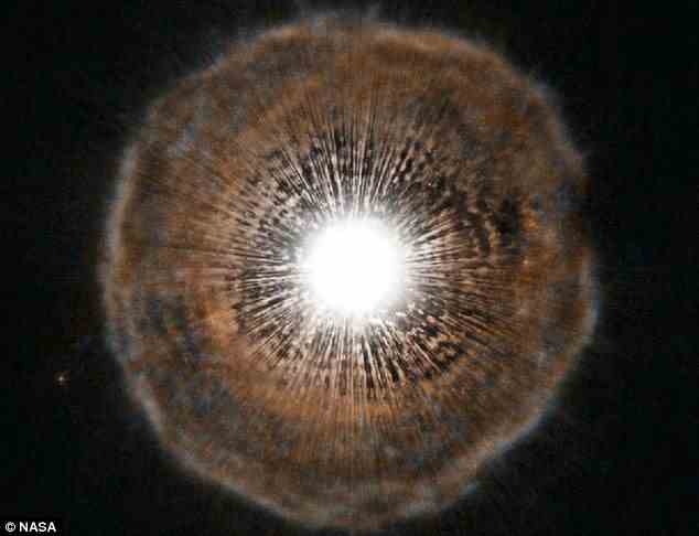 Rote Riesen, wie diese mit dem Hubble-Teleskop aufgenommene, entstehen, wenn ein Stern Wasserstoff in Helium umwandelt, um Licht und andere Strahlung zu erzeugen.  Mit der Zeit sinkt das schwerere Helium in die Mitte des Sterns und bildet eine Hülle aus Wasserstoff um den Heliumkern
