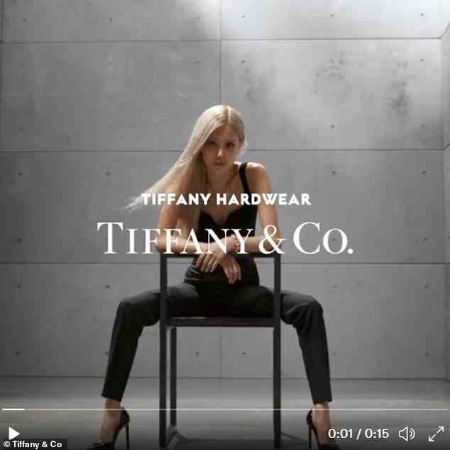 „Übersexualisiert“: Der Werbespot zeigt die Sängerin, die in Tiffanys Schmuck posiert, während sie verschiedene stylische Outfits trägt, darunter ein halbtransparentes Kleid und ein tiefes Oberteil im Korsett-Stil
