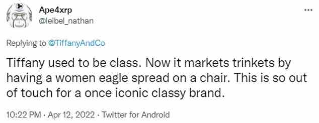 Wütend: Twitter-Nutzer kritisierten den Ton der Anzeige sowie die Wahl des Castings, was darauf hindeutete, dass Rosé „wie ein Teenager“ aussah.  Andere kritisierten auch den Stil des Werbespots und behaupteten, er entspreche nicht dem klassischen Image von Tiffany & Co.