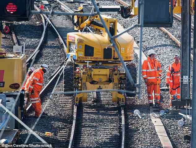 Die Hauptstrecke an der Westküste wird am Wochenende zwischen London Euston und Milton Keynes wegen Modernisierungsarbeiten an der bestehenden Strecke und HS2-Arbeiten gesperrt, während Network Rail die Durchführung von mehr als 530 Ingenieurprojekten plant (Archivbild)