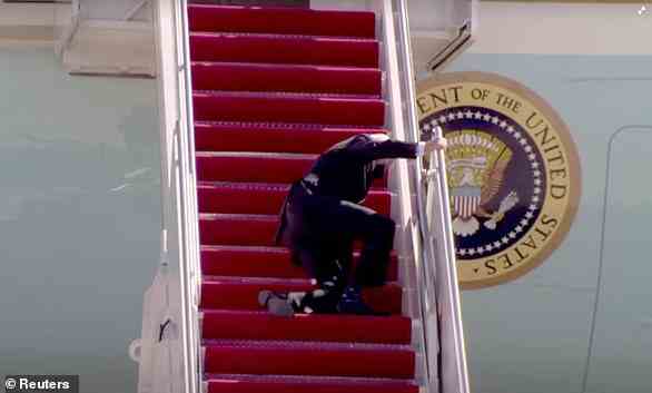 Im Laufe der Jahre hat Präsident Joe Biden zahlreiche Entgleisungen und Verwechslungen begangen und wurde sogar beim Fallen erwischt.  Im Bild: Biden stürzt, als er am 19. März die Treppe der Air Force One hinaufgeht