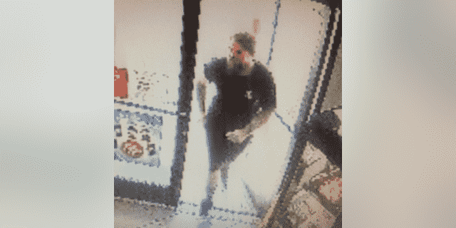 Die Polizei von Phoenix veröffentlichte am Donnerstag Bilder von Cowan, auf denen er den Supermarkt betritt.