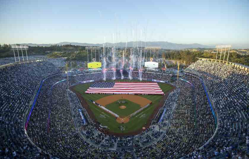 Feuerwerkskörper schießen ab, nachdem Dodgers-Spieler vor dem Heimspiel des Teams vorgestellt wurden.