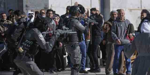 Israelische Sicherheitskräfte beziehen Stellung bei Zusammenstößen mit palästinensischen Demonstranten auf dem Gelände der Al-Aqsa-Moschee in der Altstadt von Jerusalem, Freitag, 15. 