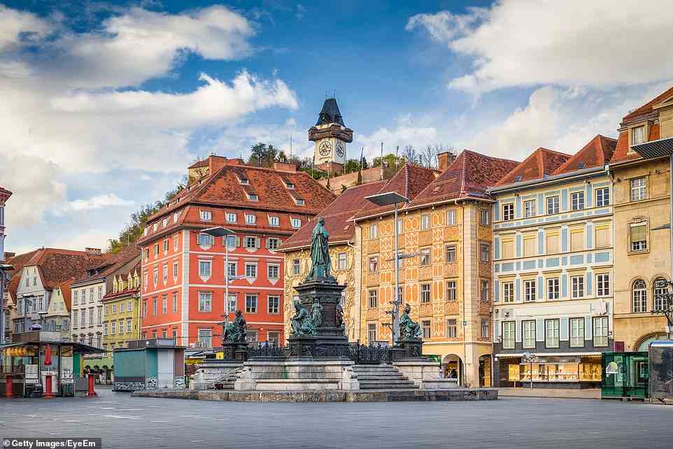 Lernen Sie das oben abgebildete historische Zentrum von Graz bei einem geführten Rundgang kennen - Tickets können im Voraus über das Tourismusbüro der Stadt gebucht werden