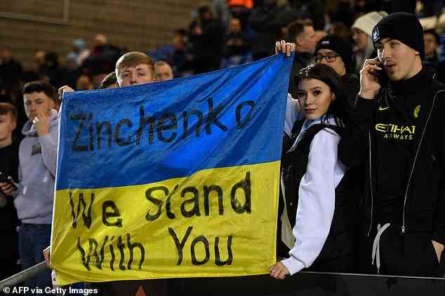 Fans von Manchester City haben Zinchenko inmitten des blutigen Konflikts ihre Unterstützung angeboten