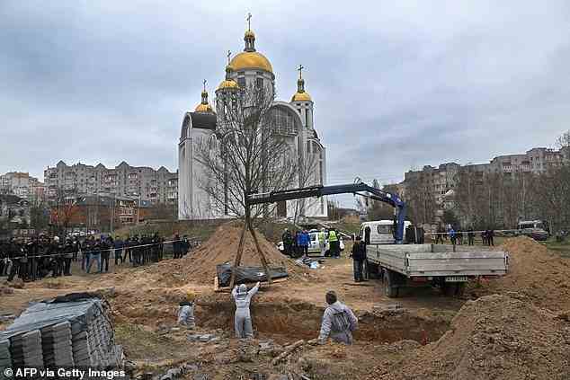 Nach dem russischen Abzug werden Leichen aus Massengräbern in der Stadt Bucha exhumiert