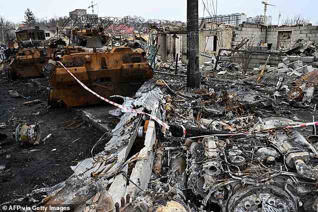 Die Trümmer gepanzerter Fahrzeuge in Bucha, nachdem sich Russland in den Osten des Landes zurückgezogen hatte