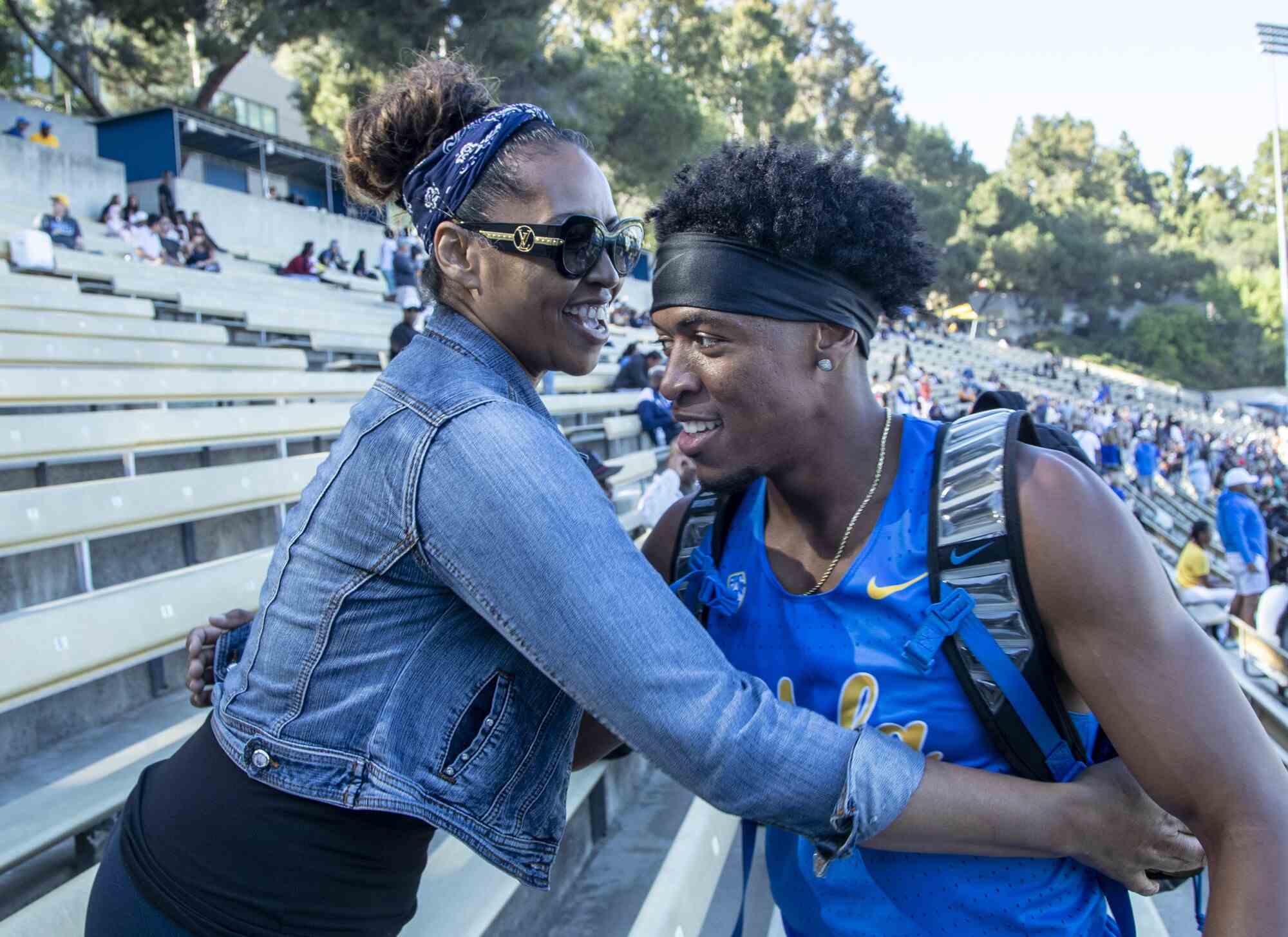 Zaylon Thomas von der UCLA umarmt seine Mutter Wanda McKinney.