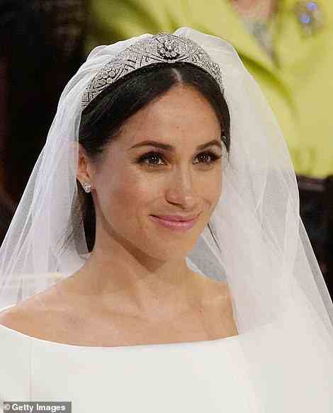 Zu diesem Anlass recycelte Meghan dasselbe Paar Cartier-Ohrringe im Wert von 12.000 Pfund, die sie zuvor getragen hatte, als sie Prinz Harry im Mai 2018 in der St. George's Chapel in Windsor Castle heiratete