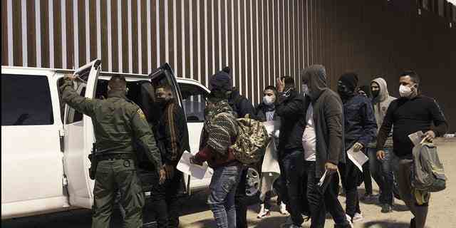 Asylsuchende Migranten steigen in ein Fahrzeug der US-Zoll- und Grenzschutzbehörde ein, um am 17. Februar 2022 in Yuma, Arizona, in eine vorübergehende Unterkunft gebracht zu werden. 