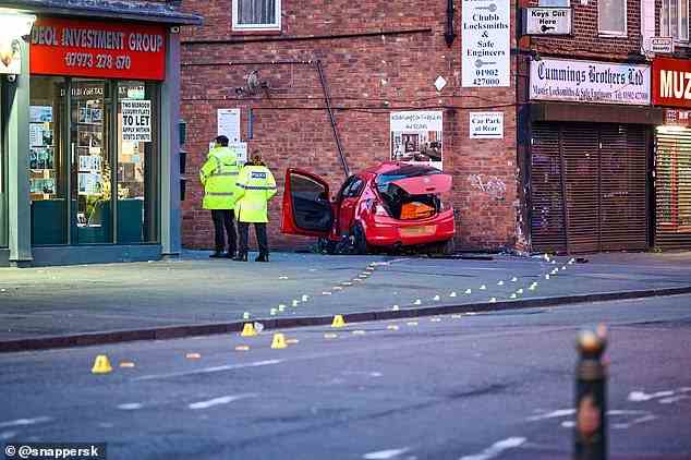 Die Unfallstelle in Wolverhampton zeigt das Auto, das von der Straße abgekommen zu sein schien