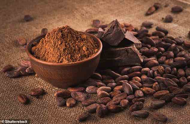 Die angeblichen Vorteile von dunkler Schokolade – von der Verbesserung des Gedächtnisses bis zur Vorbeugung von Herzkrankheiten – sollen auf den hohen Kakaogehalt zurückzuführen sein, der gesundheitsfördernde Verbindungen namens Flavonoide enthält