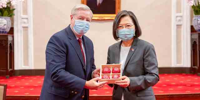 Auf diesem Foto, das vom Präsidialamt von Taiwan veröffentlicht wurde, posieren Sen. Lindsey Graham, RS.C., links, und Taiwans Präsidentin Tsai Ing-wen, rechts, für ein Foto während eines Treffens im Präsidialamt in Taipei, Taiwan, am 15. April , 2022.