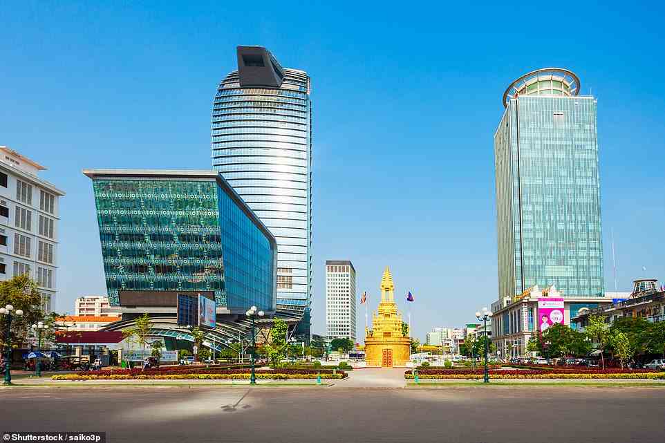 Höhepunkt: Jeff übernachtet in Phnom Penhs neustem Hotel, dem Rosewood im Flussufer des Stadtzentrums.  Das Hotel befindet sich in den obersten 14 Etagen des Wahrzeichens des Vatanac Capital Tower (Bild links).