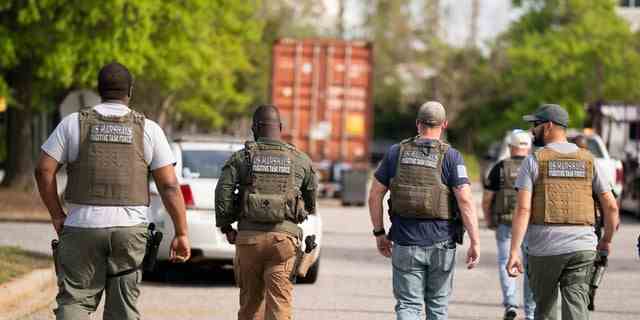 Mitglieder der US Marshals Flüchtlings-Task Force gehen nach einer Schießerei am Samstag, dem 16. April 2022, eine Straße in der Nähe des Einkaufszentrums Columbiana Center in Columbia, SC, entlang. 