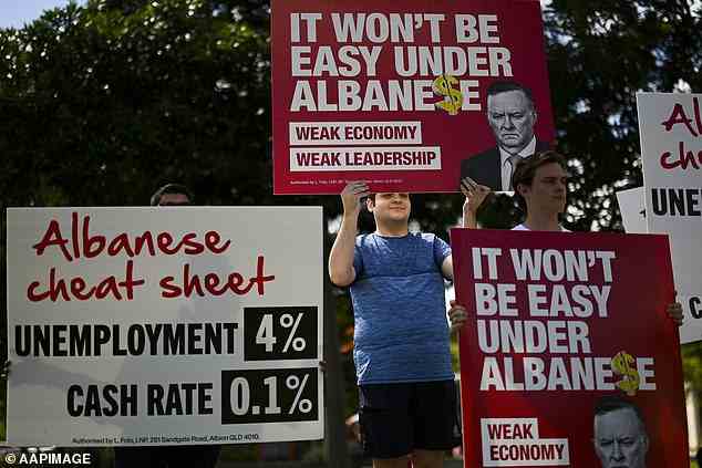 Labour-Kritiker werden in der Nähe gesehen, wo der australische Oppositionsführer Anthony Albanese eine Pressekonferenz abhält, nachdem er eine Straße inspiziert hat, die von den jüngsten Überschwemmungen betroffen war