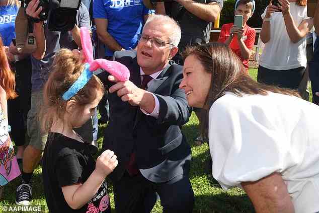 Die Popularität von Premierminister Scott Morrison ist wieder auf dem Vormarsch, als er und seine Frau Jenny Kinder im Kinderkrankenhaus in Westmead begrüßten